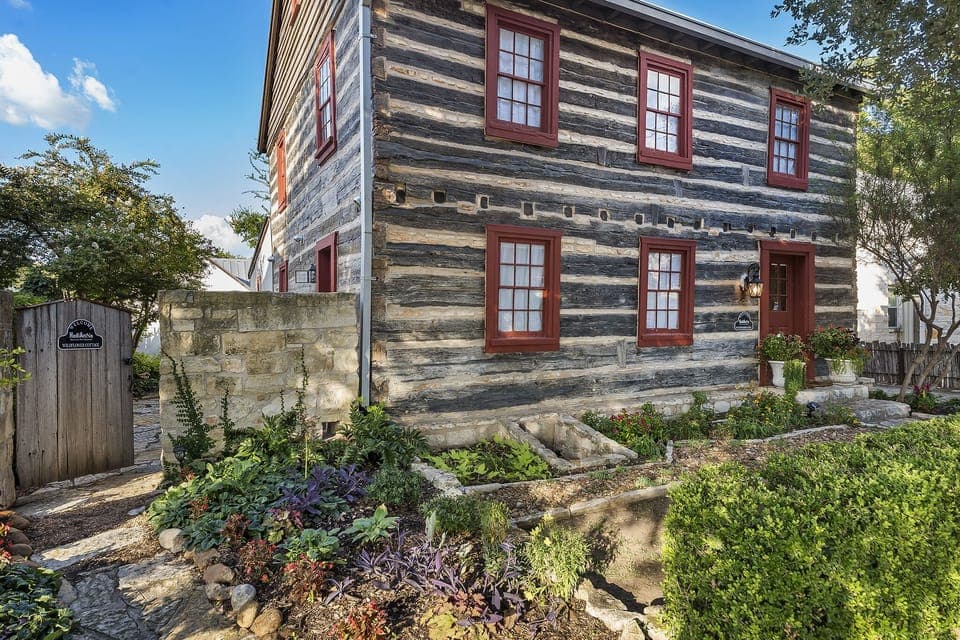 Welcome to The Hummingbird Haus!!