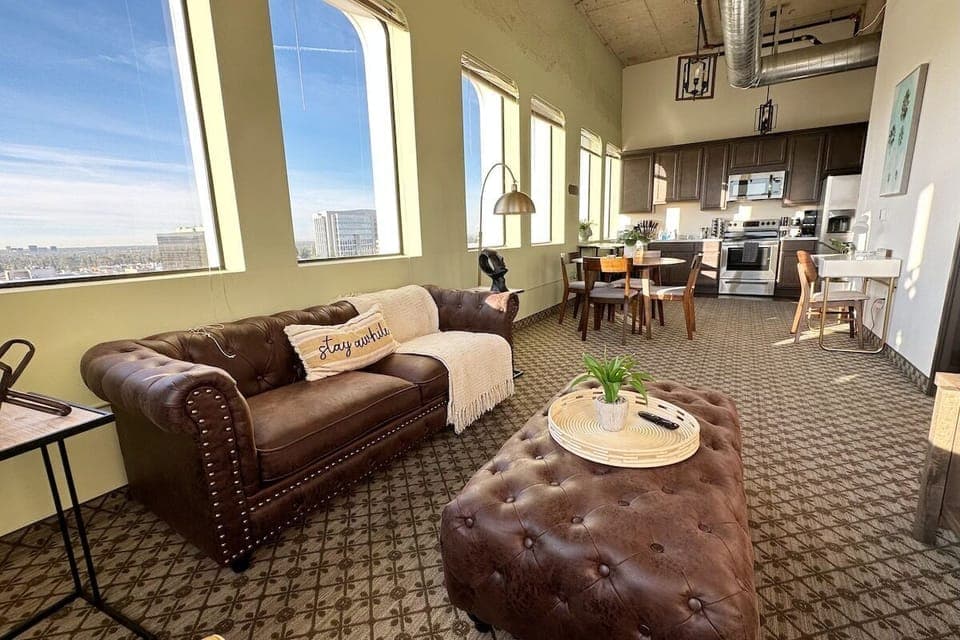 Wide windows all across the rental for a light-filled Californian morning!