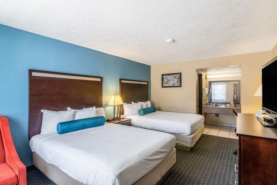 SNQQ-Suite Double Queen Non-Smoking image 1