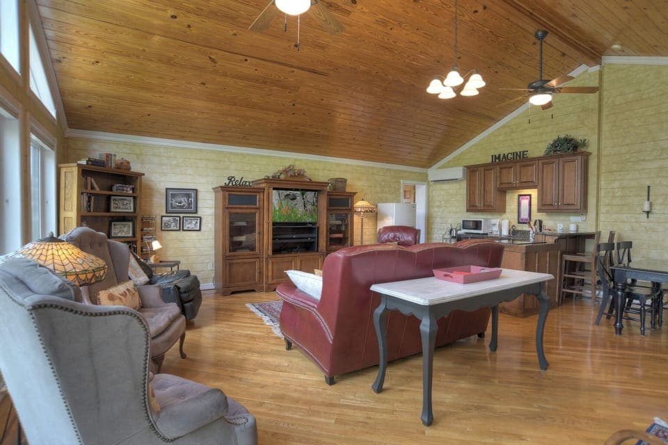 Oreilly Inn - Living Space, Kitchen and Dining