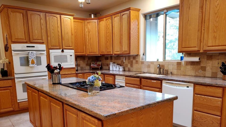 Large Chefs kitchen with 2 ovens and gas cooktop