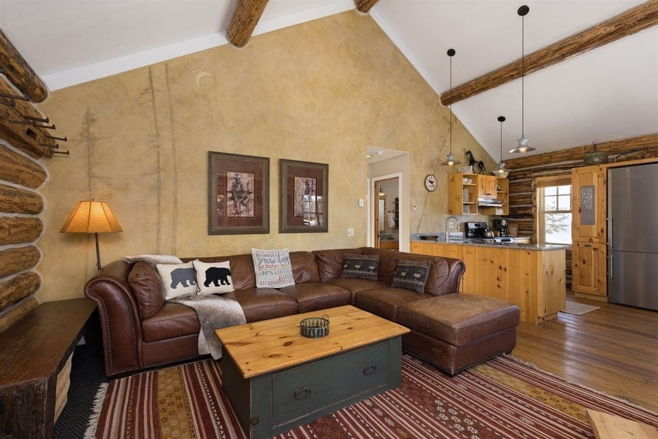 Comfy sectional sofa, fireplace, full kitchen, dining for 6, Smart TV.