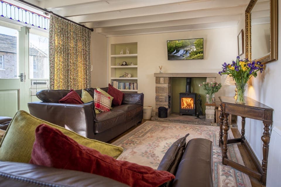 Middehus, Preston under Scar: Spend cosy nights in front of the wood burning stove