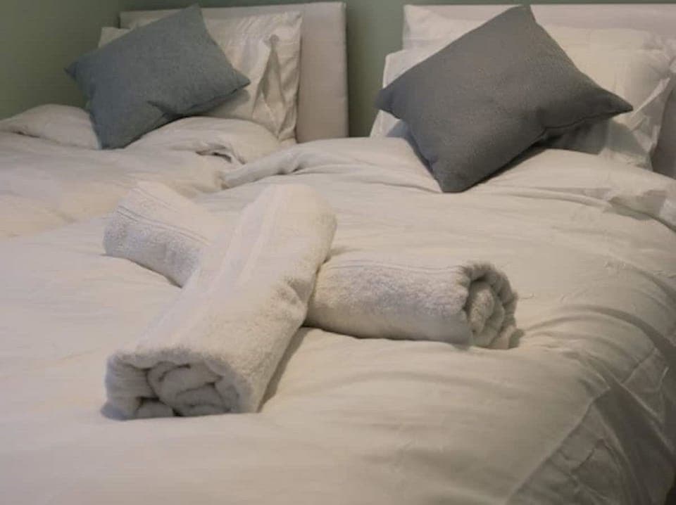 Bedroom 1 - 2 single beds