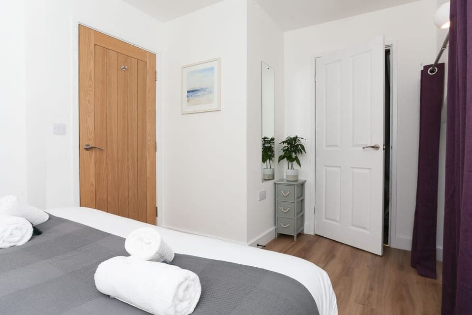 Bedroom with build in wardrobe and chest of drawers 