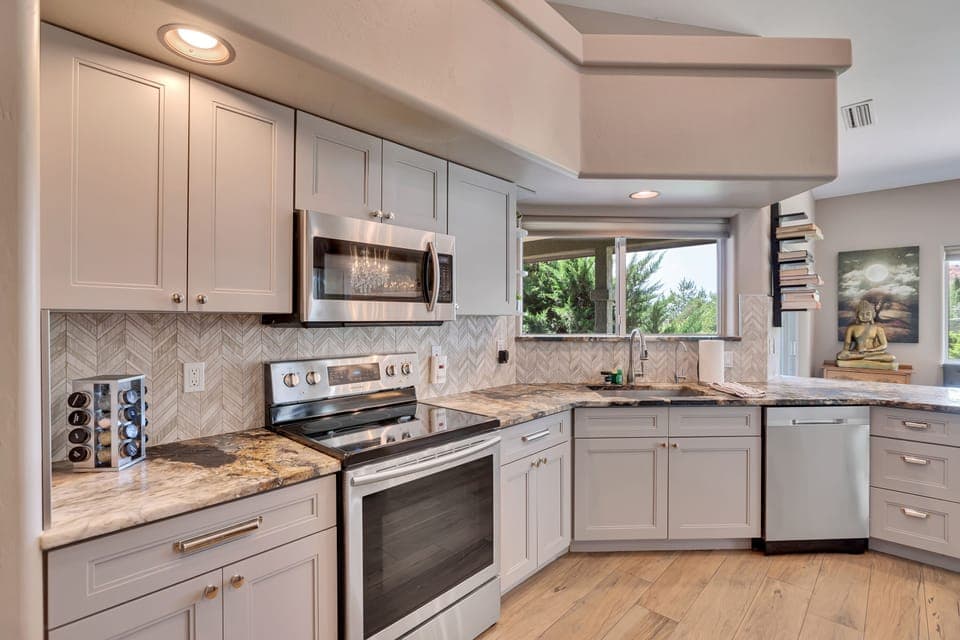 Beautiful & fully stocked chef's kitchen.