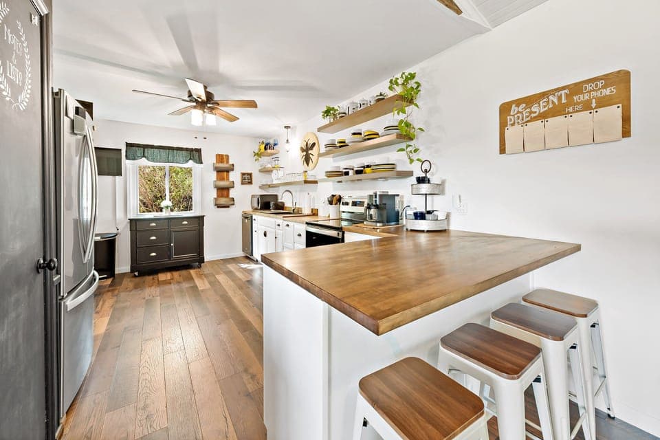 Additional seating at counter for 4 