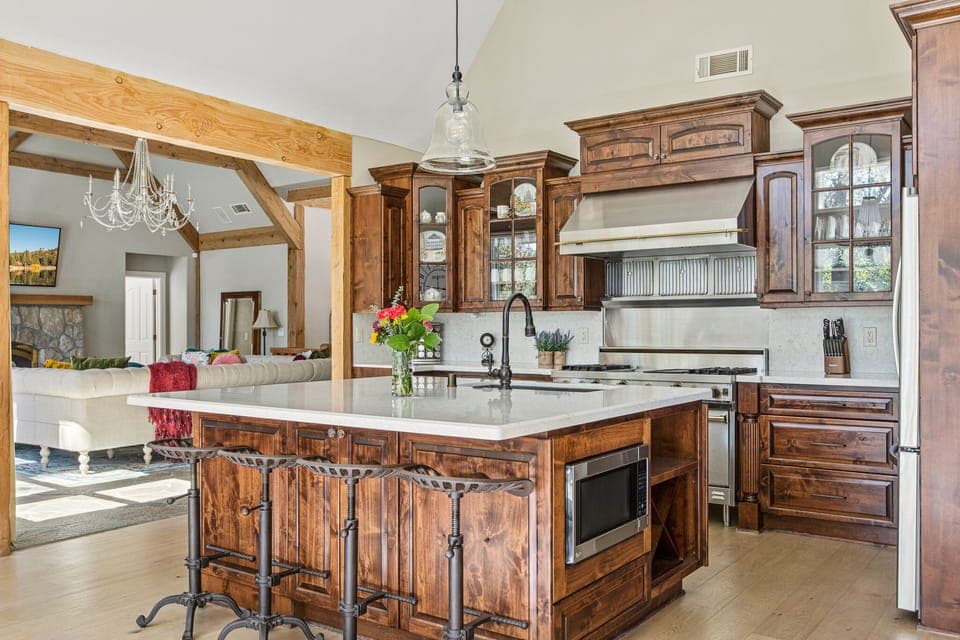 Huge Gourmet Kitchen w/ large Island and Breakfast Bar seating 4