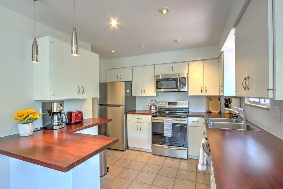 Well equipped kitchen with all new appliances