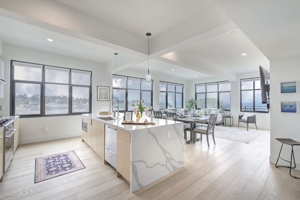 New Luxury Condo with Stunning Bay Views!