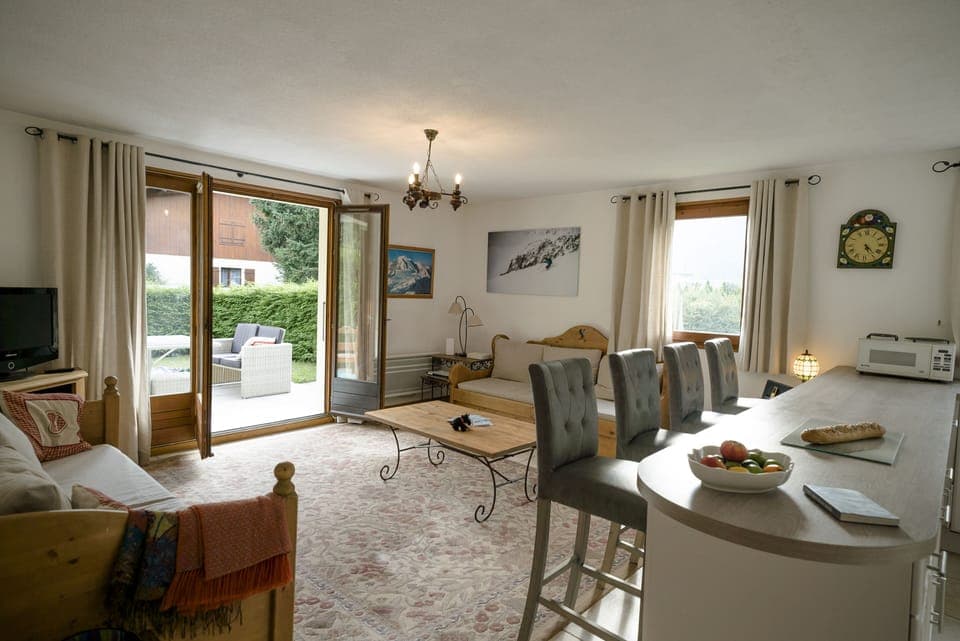 Large open plan lounge and kitchen, approximately 4.5m x 6.5m.