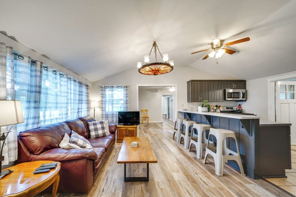 Living Room | Single-Story Home | Cable TV | Free WiFi | Central A/C & Heating