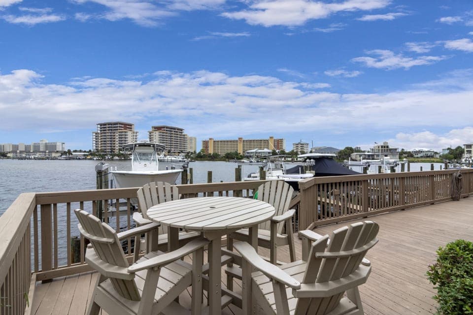 Dock with seating overlooking the Destin Harbor