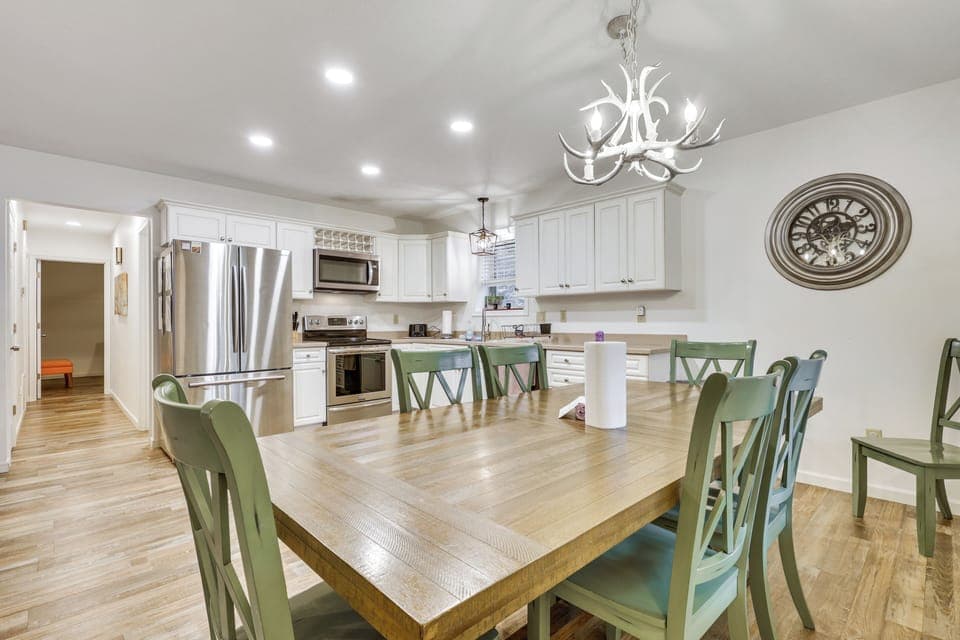 Dining Room | Dishware/Flatware Provided