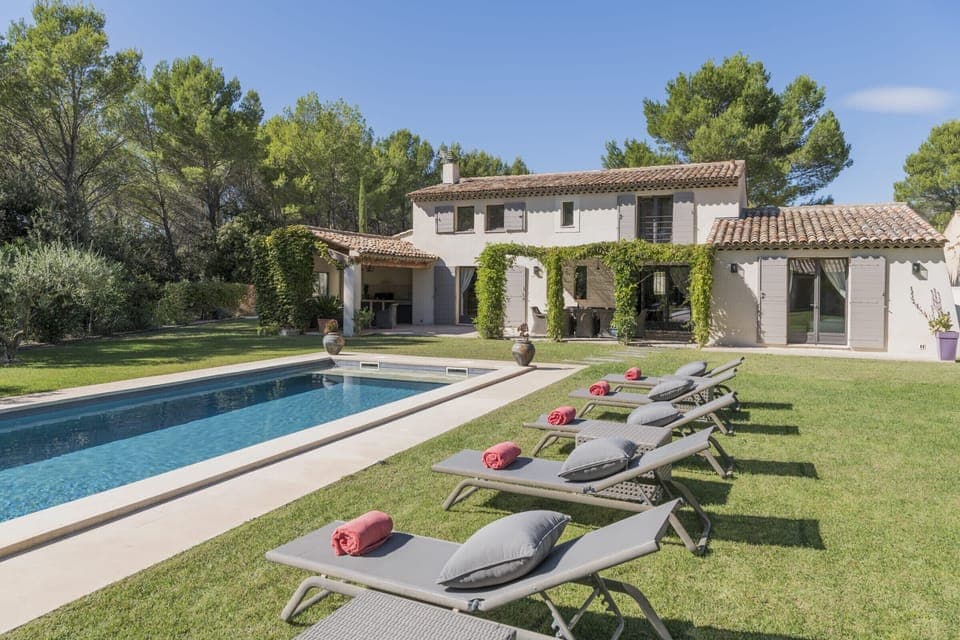 LOURMARIN vacation rental, Provençal bastide for rent with comfortable pool for 10 people. Online reservation with Plaisirs & Maisons de Provence