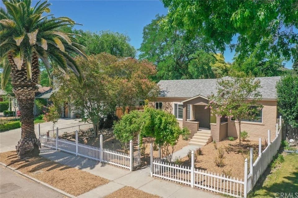 Dreaming of your wine country Villa? Look no further! This beautifully remodeled 4 bedrooms, 2 bathroom home is located in the heart of downtown Paso RoblesDreaming of your wine country Villa