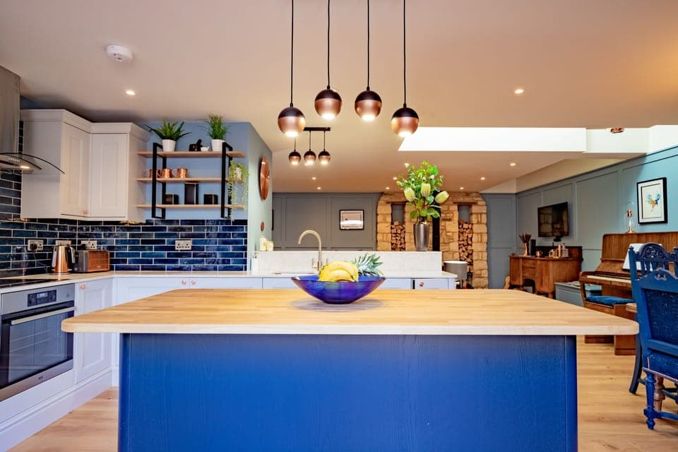 The Old Candle Shop Kitchen - StayCotswold