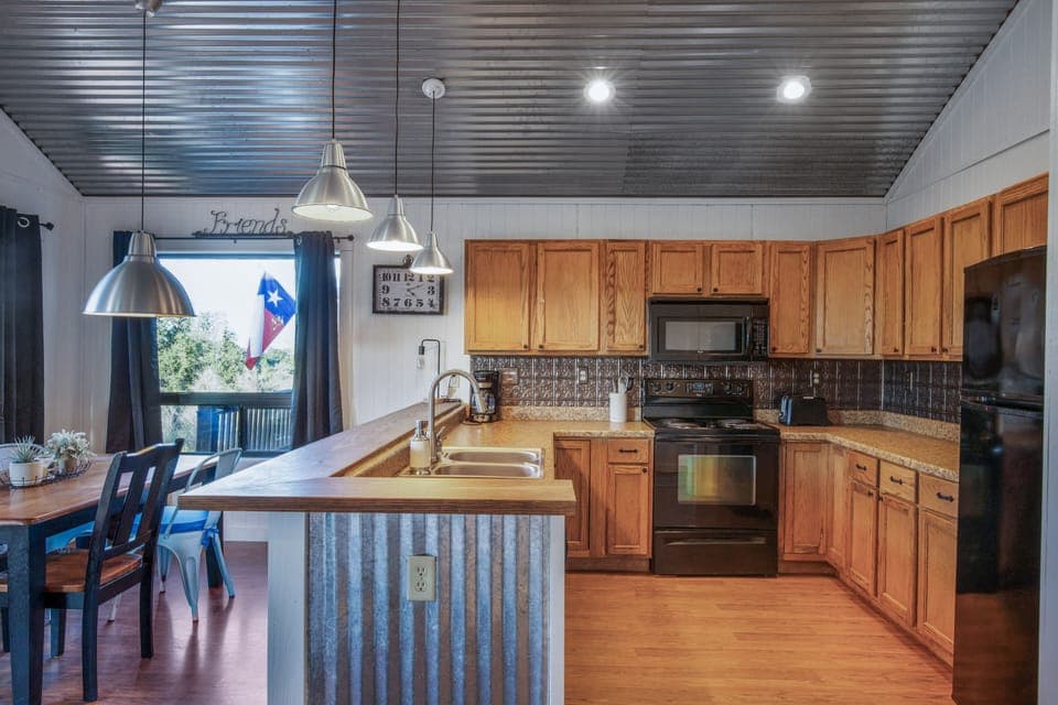 Cabins C+D: Full kitchen + Utensils & *Toaster *Drip Coffee *Ice Maker