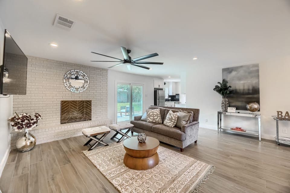 Spacious and modern living room design. Now including 2 sofas, and a sofa chair.