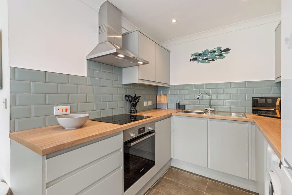 Sea Views from Balcony, Short Walk to Beach,  Parking