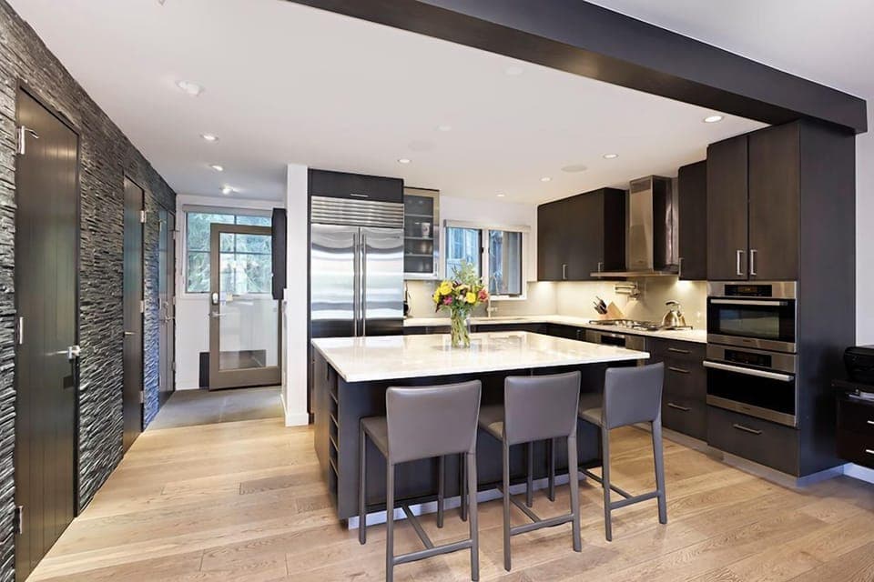 Kitchen with Breakfast Bar