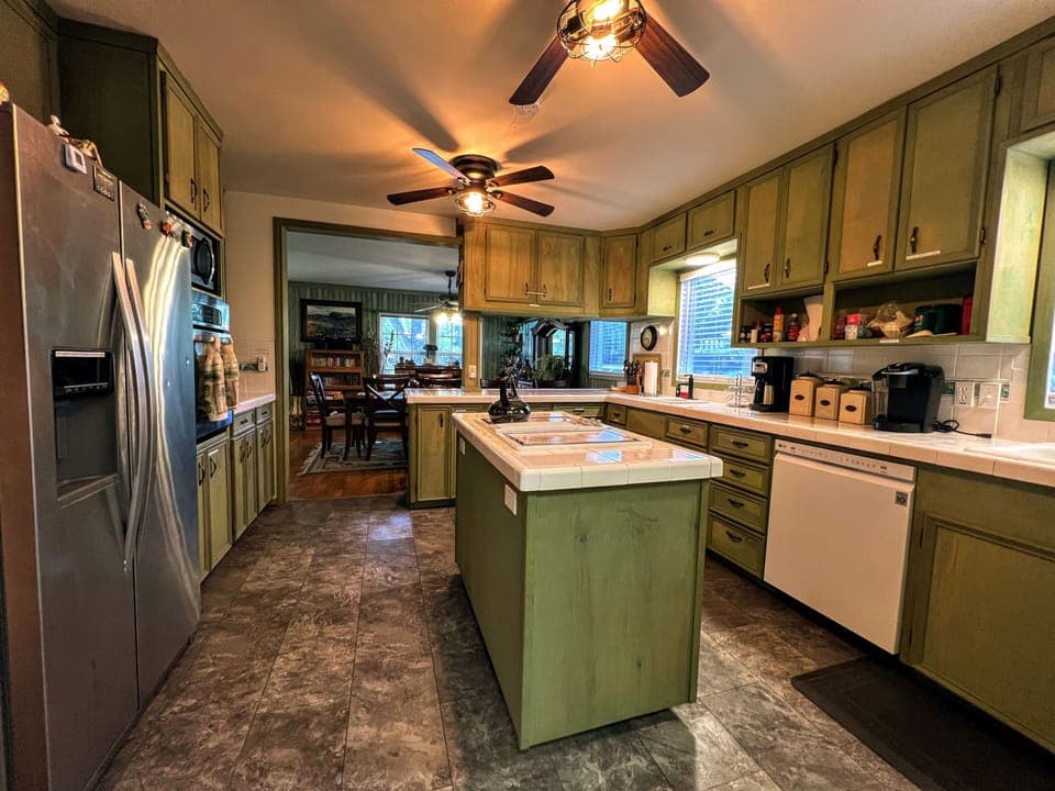 Large kitchen with all the appliances 