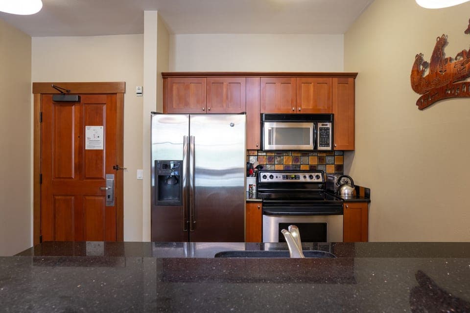 With sleek stainless steel appliances and a full suite of cookware, this kitchen is ready to meet all your needs