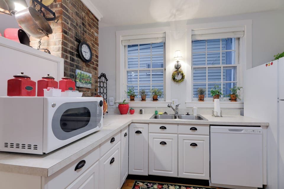 Fully Equipped Kitchen | Cooking Basics | Coffee Maker | Blender