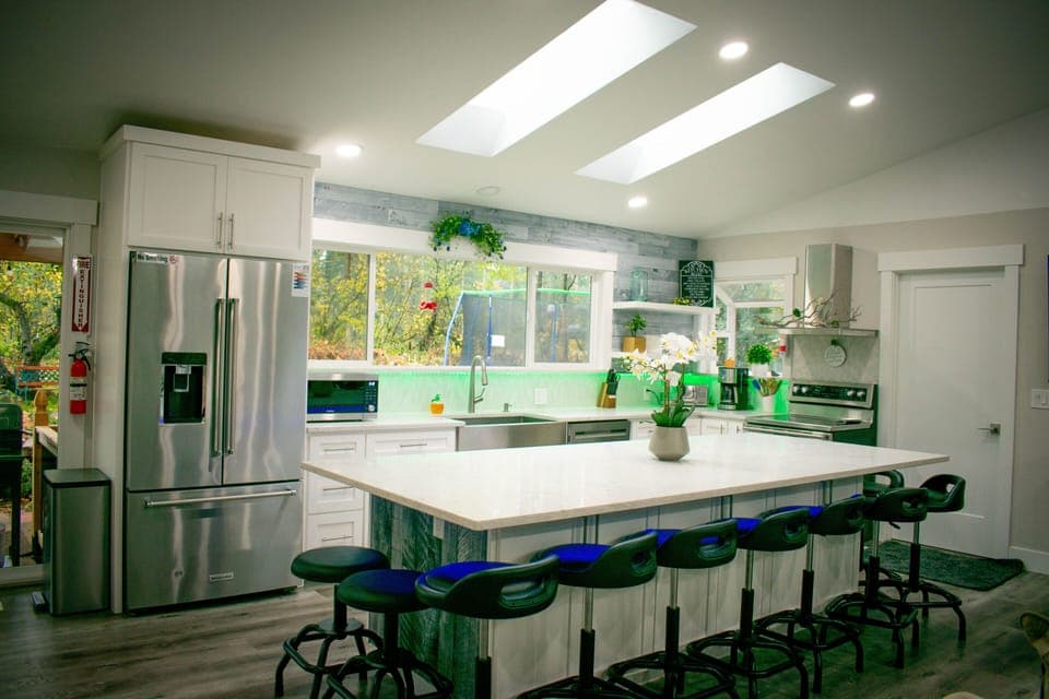 Spacious kitchen, newly remodeled with new appliances and ultra-cushioned stools