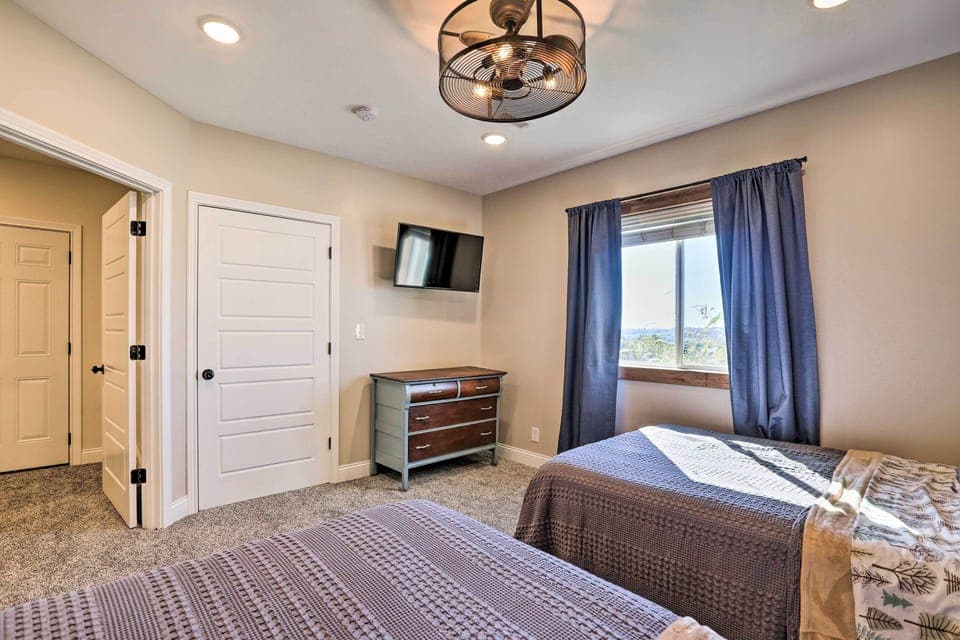 Bedroom 3 | Smart TV w/ Cable