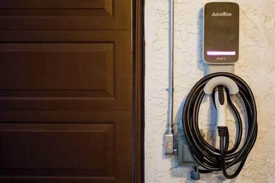 [EV Charger] Level 2 EV charger for fast charging of electric vehicles.