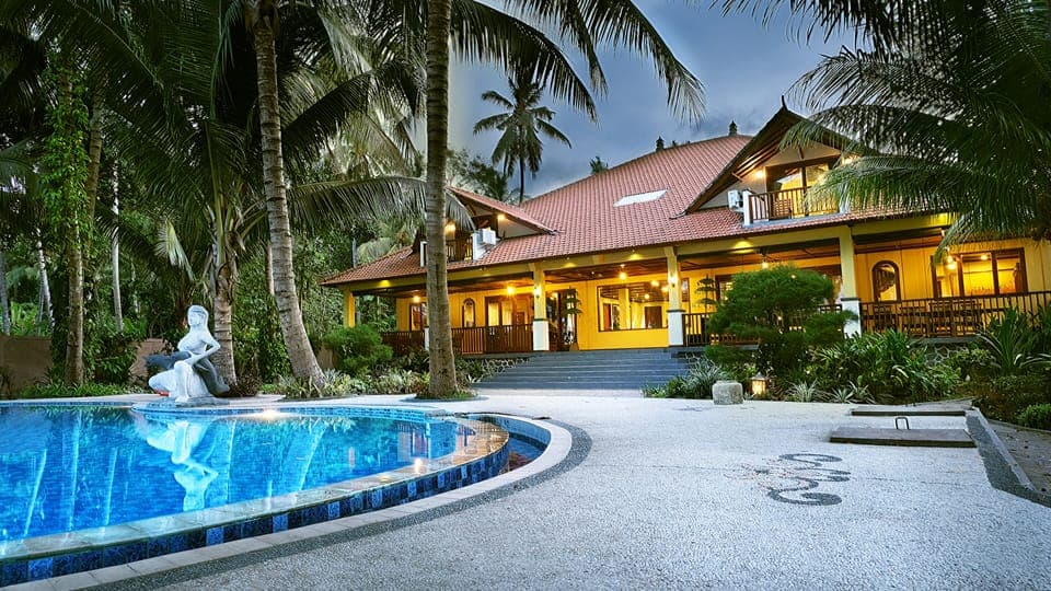 Camplung Beach Villa built in colonial style 6 Bedrooms a Private Pool