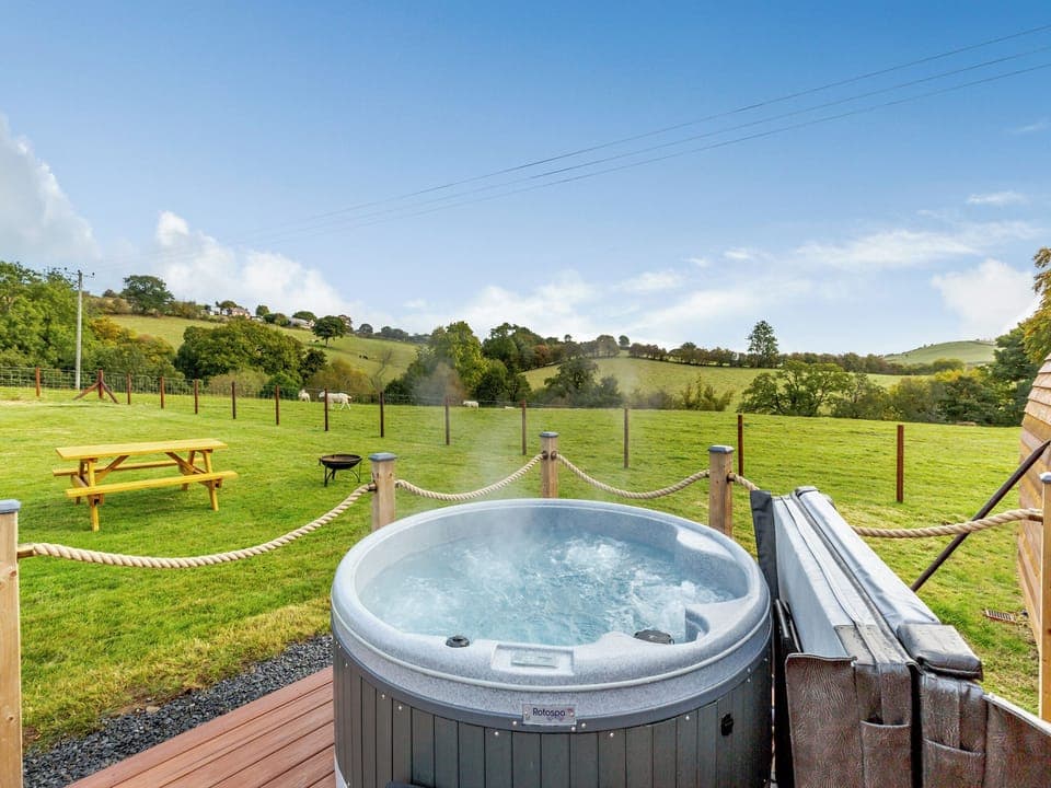 Hot tub | Brook Valley Glamping-Chestnut - Brook Valley Glamping, Llanfair Caereinion