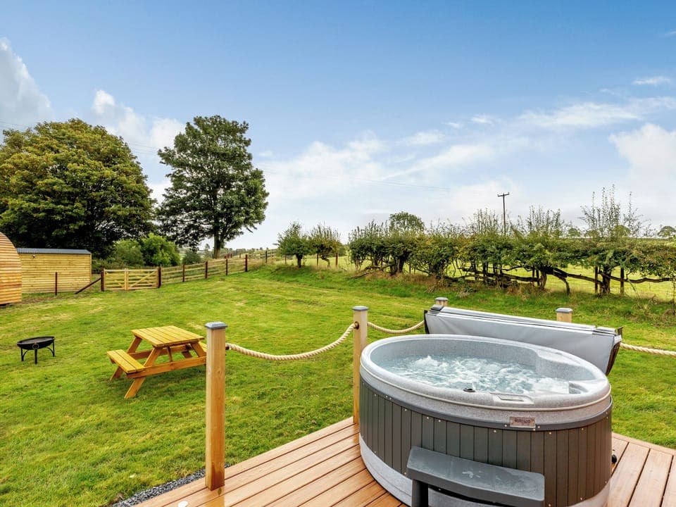 Hot tub | Brook Valley Glamping-Elm - Brook Valley Glamping, Llanfair Caereinion