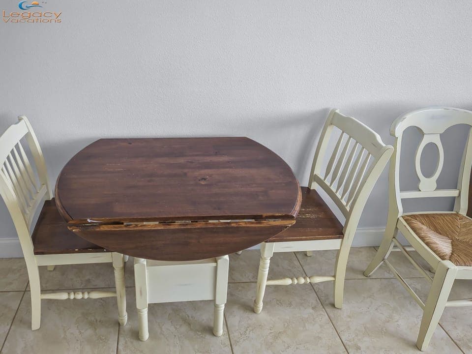 Island Surf #8 Dining Area