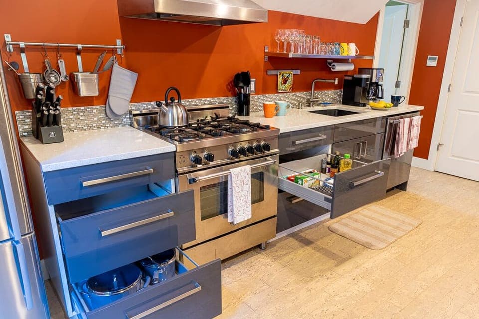 We have all of the appliances you'll need for your stay, incl. oil and spices