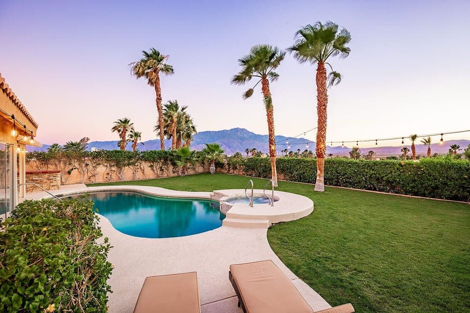 Backyard with mountain views from every corner! Grilling island, outdoor dining 
