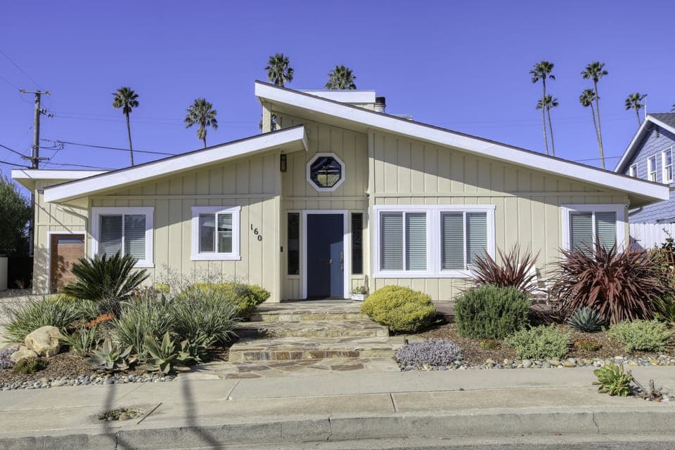 Cheerful beach house in Shell Beach. Located on Paddock Ave,  just three houses from the ocean and Memory Park. There is beach access by stairs and a walking path tucked between neighboring homes.