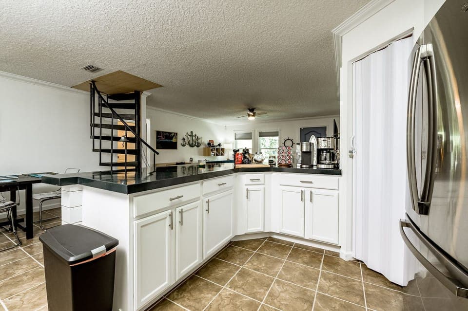 Full kitchen with coffee bar