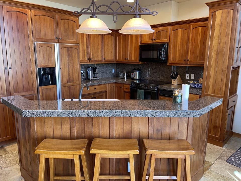 2nd floor: Large kitchen island with bar stools