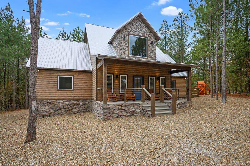 Our Little Secret-luxury farmhouse cabin that sleeps 18!