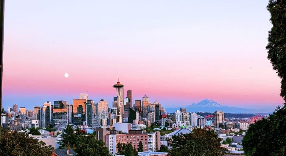 7 mins walk to Kerry park, well-known tourist attractions.