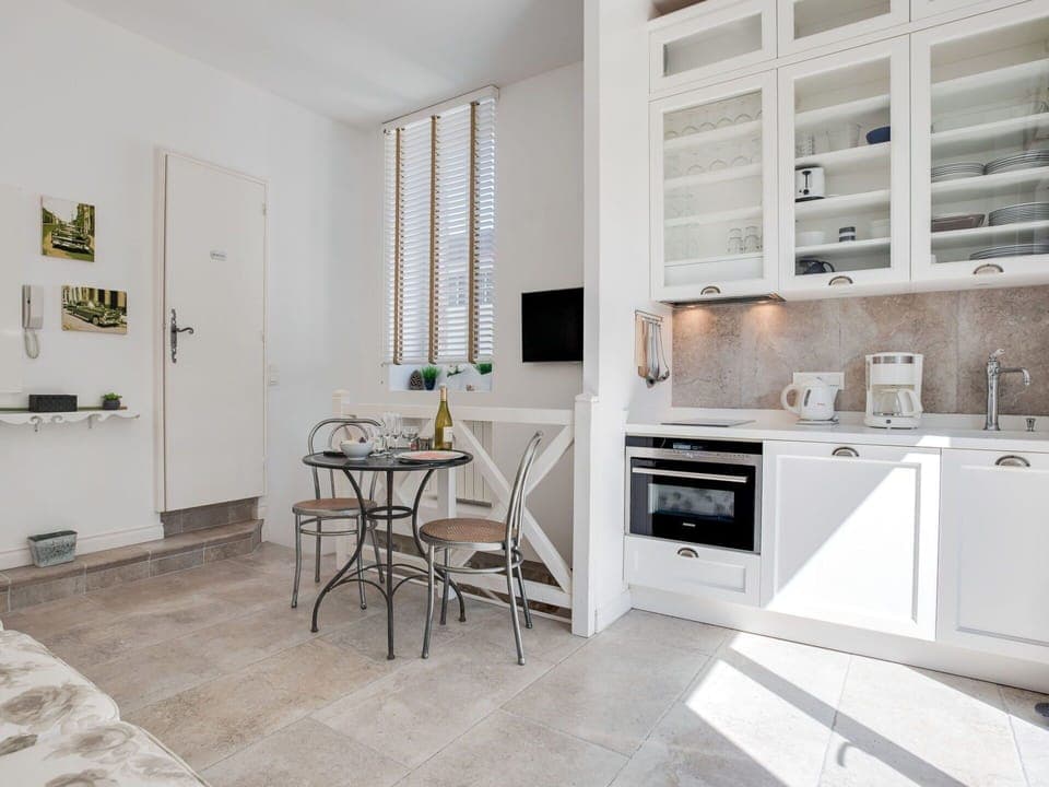 Countertop, Cabinetry, Property, Furniture, Wood, Kitchen Stove, Interior Design, Kitchen Appliance, Floor