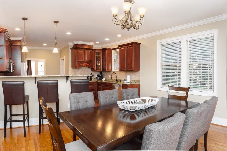 Gather the whole family comfortably in everyone's favorite space – the eat-in dining area! Enjoy laughter, good food and quality time together.