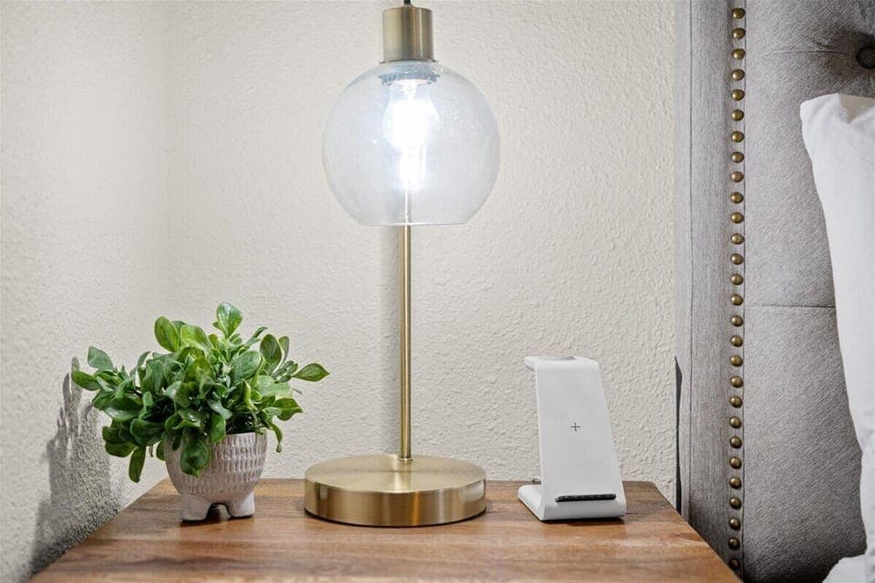 Each bedroom has a Iphone wireless charger: iPhone, AppleWatch and AirPods