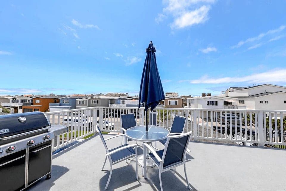 The upper deck includes dining table for four, as well as additional seating. The propane grill BBQ is perfect for al fresco evenings.
                