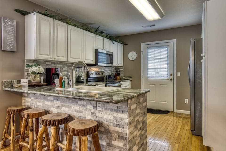 Smoky Mountain Chalet "Alluring River" - Fully furnished kitchen and bar top