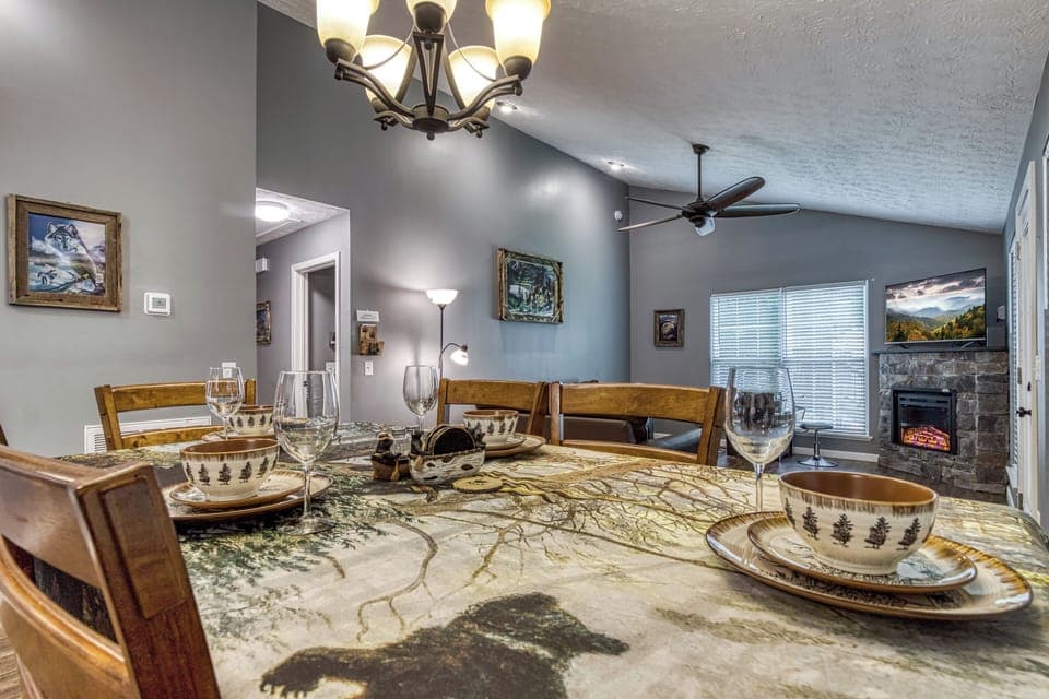 Vacation Rental in the Smokies "Wolff Lodge" - Dining table