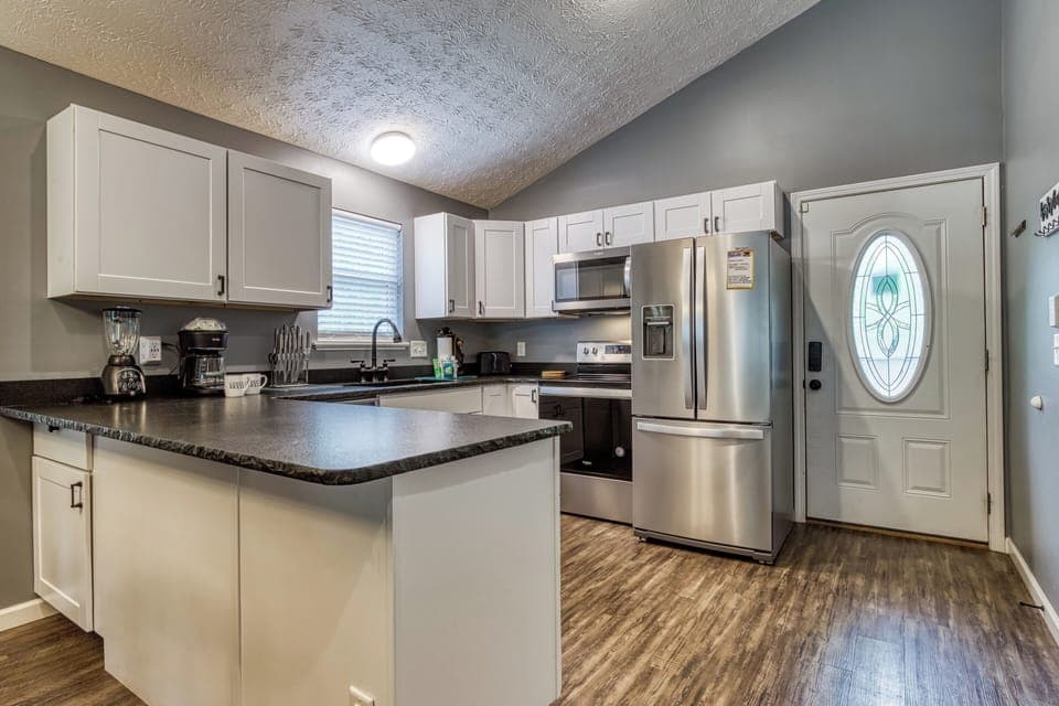 Smoky Mountain Vacation Rental "Wolff Lodge' - Fully furnished kitchen with stainless steel appliance and granite countertops