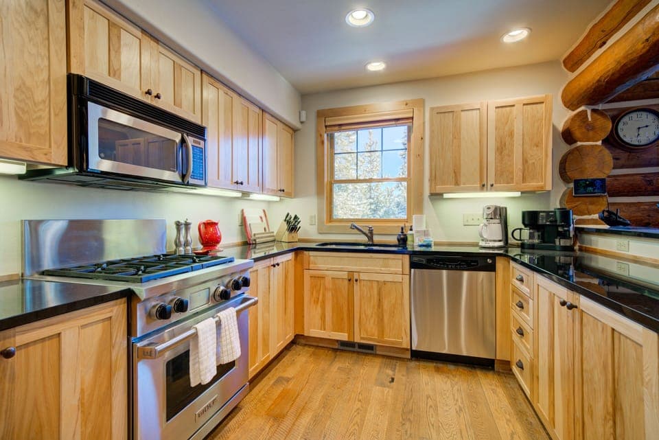 Wolf stove w/ fully stocked kitchen.